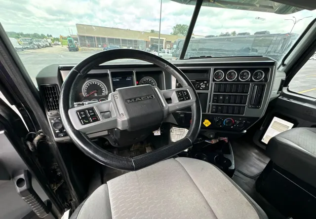 2019 Mack Granite 64FR — thumbnail 10