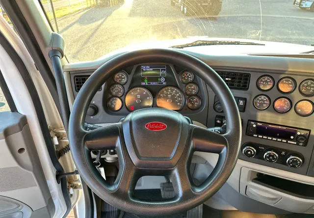 2022 Peterbilt 567 — thumbnail 10