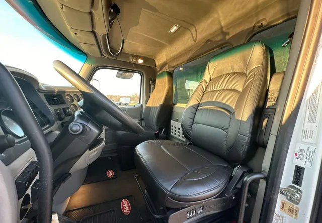 2022 Peterbilt 567 — thumbnail 9