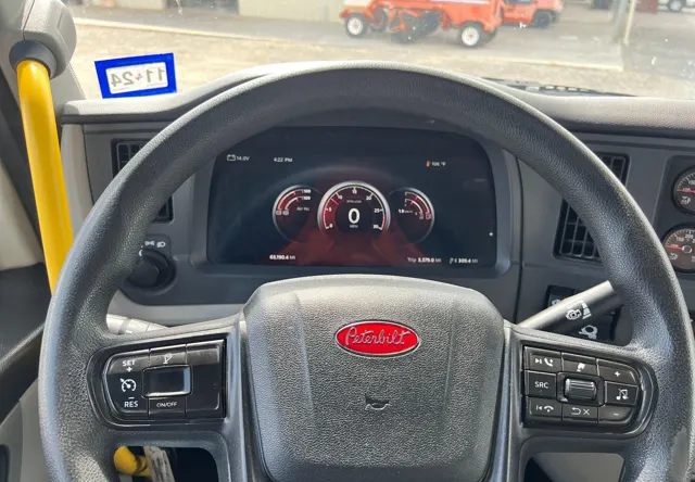 2023 Peterbilt 567 — thumbnail 10