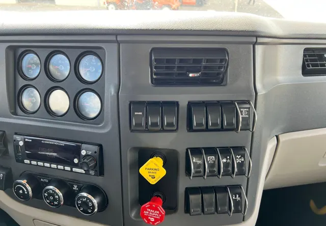 2023 Peterbilt 567 — thumbnail 11