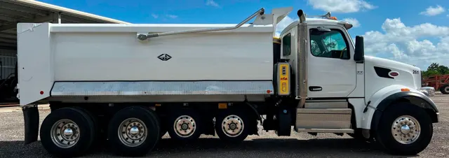 2023 Peterbilt 567 — thumbnail 4